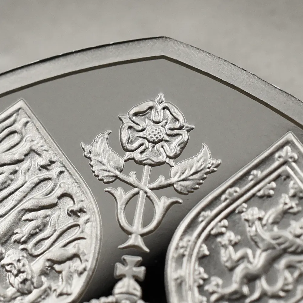 モダンコイン7：2213 イギリス 2022 チャールズ3世 エリザベス2世追悼記念 50ペンスプルーフプラチナ貨 未鑑定 箱付き