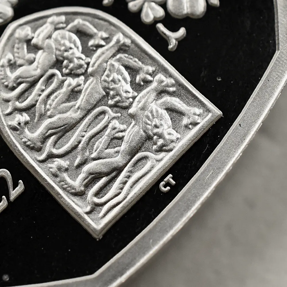 モダンコイン9：2213 イギリス 2022 チャールズ3世 エリザベス2世追悼記念 50ペンスプルーフプラチナ貨 未鑑定 箱付き