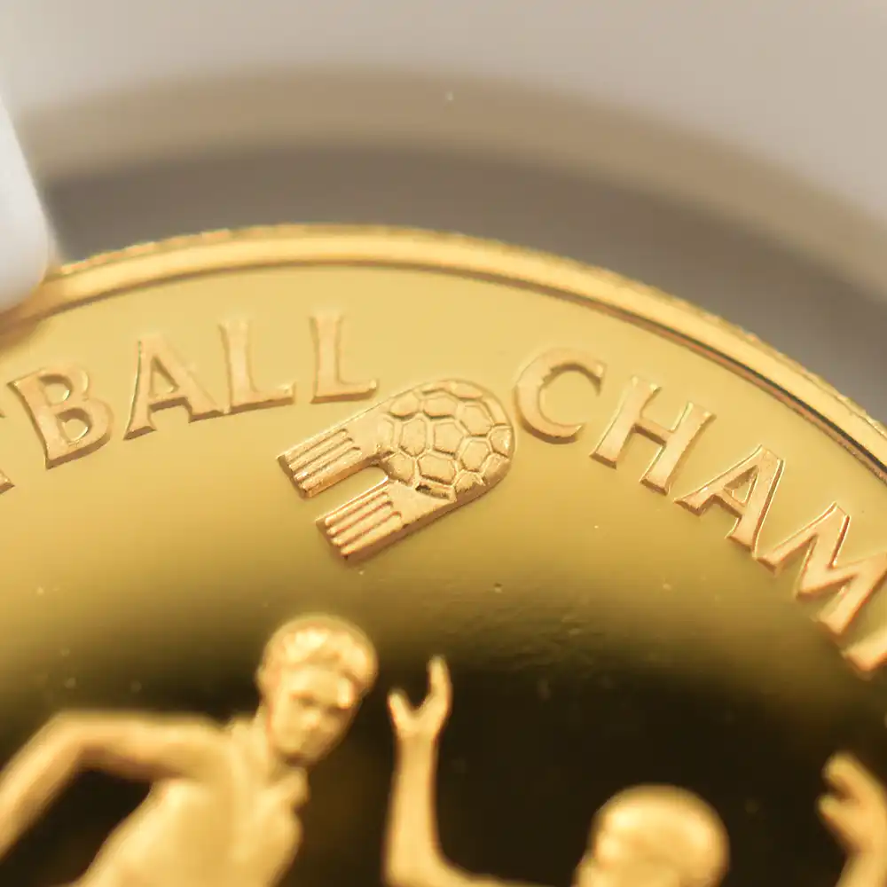 モダンコイン8：6882 タークス・カイコス諸島 1982 エリザベス2世 FIFAワールドカップ 100クラウン金貨 NGC PF69UC