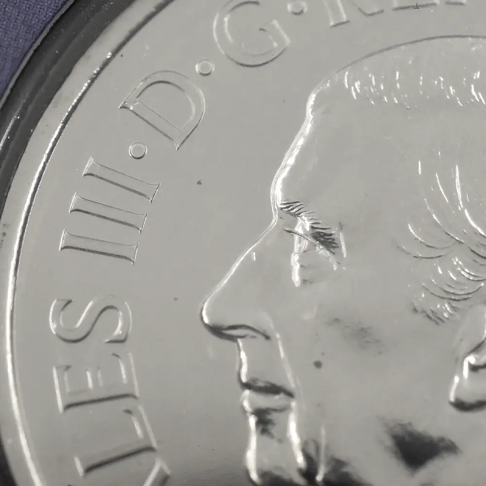 モダンコイン9：6782 イギリス 2026 チャールズ3世 エリザベス2世のコイン肖像シリーズ 第四弾 5ポンドBU白銅貨 未鑑定 パッケージ付き