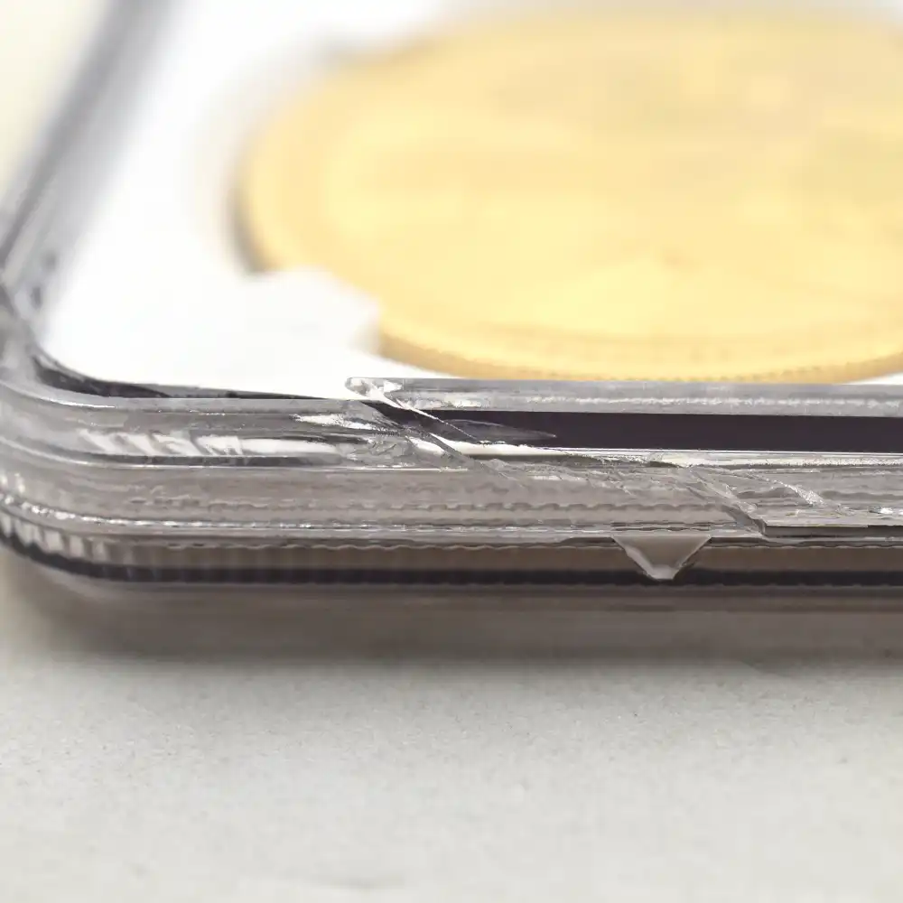 モダンコイン17：6026 【スラブケースに破損あり】2024 チャールズ3世 「007の60年」ボンド映画記念シリーズ コンプリーター 200ポンド 2オンス金貨 NGC PF69UC 箱付き