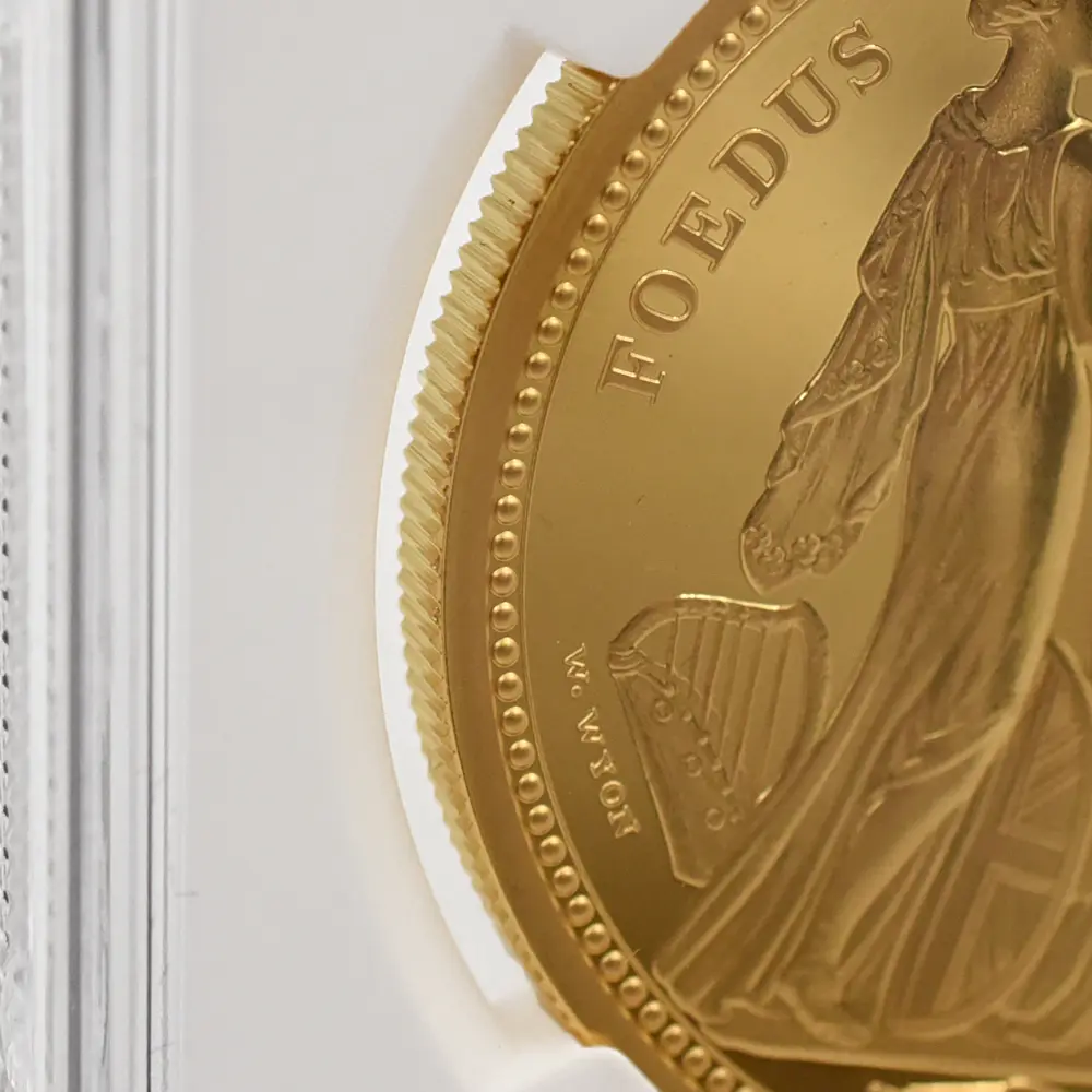 モダンコイン16：6951 イギリス 2020 エリザベス2世 スリーグレーセス 200ポンド2オンス金貨 ファーストリリース NGC PF70UC 箱付き