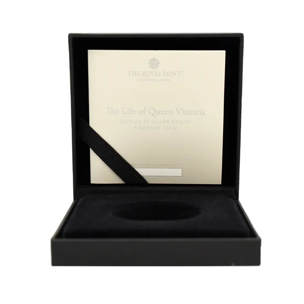 モダンコイン8：6523 2026 チャールズ3世 ヴィクトリア女王没後125周年記念 女王の生涯 5ポンドピエフォー銀貨 ファーストリリース NGC PF70UC チャールズ3世ラベル 箱付き