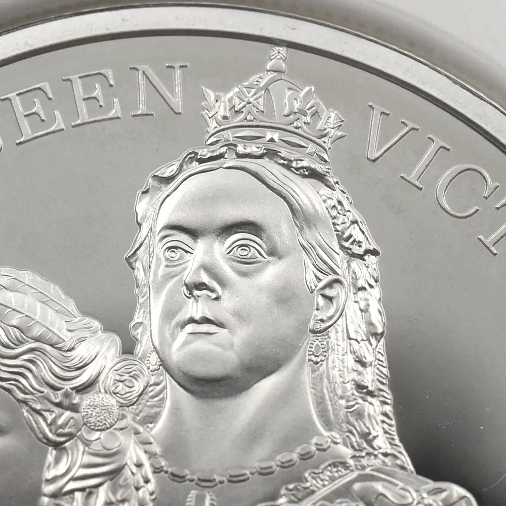 モダンコイン9：6523 2026 チャールズ3世 ヴィクトリア女王没後125周年記念 女王の生涯 5ポンドピエフォー銀貨 ファーストリリース NGC PF70UC チャールズ3世ラベル 箱付き