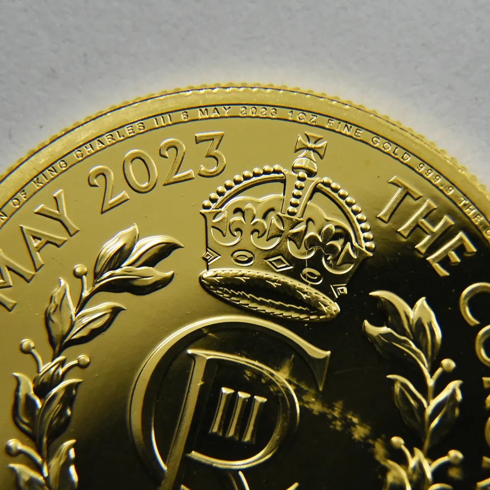 地金型7：3446 イギリス 2023 チャールズ3世 戴冠記念 100ポンド 1オンス 地金型金貨 【1枚】 (コインケース付き)