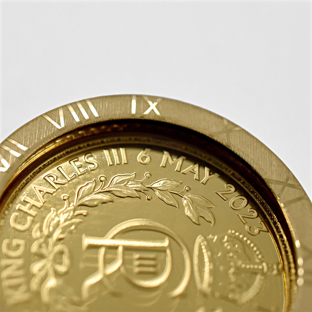 地金型5：4799 【ペンダントトップ単品】2023 チャールズ3世 戴冠記念 10ポンド 1/10オンス 金貨 コインペンダント 純金 ガラス フローティング 24k
