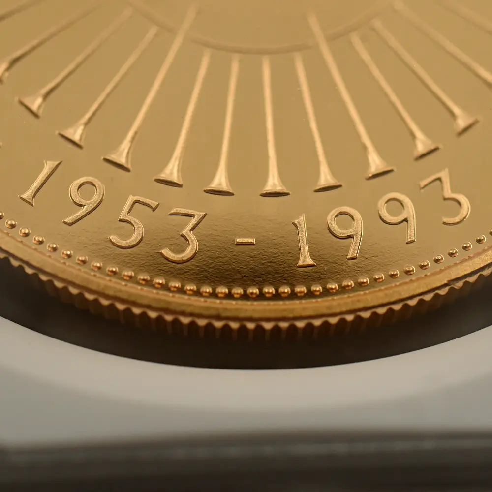モダンコイン10：4897 1993 エリザベス2世 ヤングヤング 戴冠40周年記念 5ポンド金貨 NGC PF70UC 箱付き