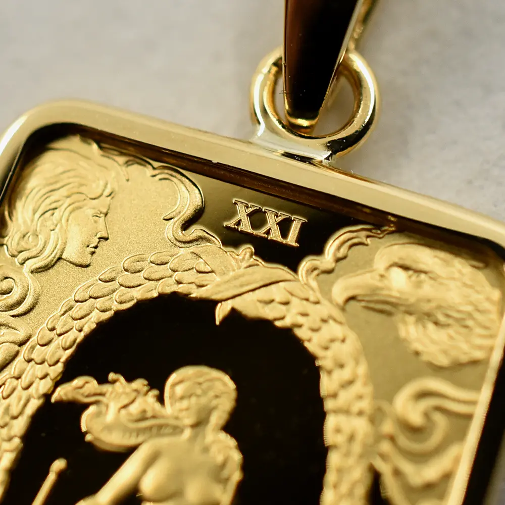 地金型5：6515 【ペンダントトップ単品】クック諸島 2025 チャールズ3世 タロットカード「世界」 20ドル 2グラム 純金 フローティング 18K 箱付き