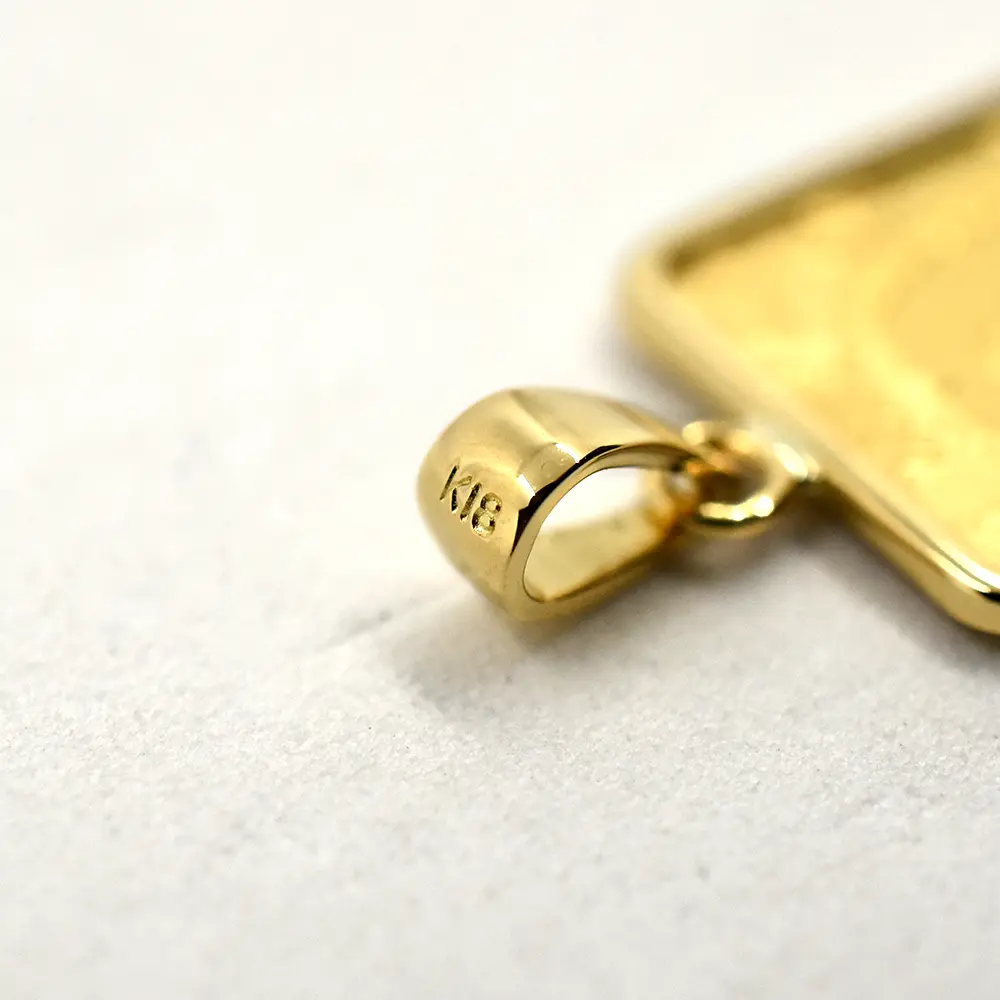 地金型10：6515 【ペンダントトップ単品】クック諸島 2025 チャールズ3世 タロットカード「世界」 20ドル 2グラム 純金 フローティング 18K 箱付き