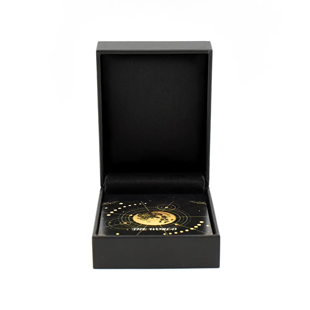 地金型4：6515 【ペンダントトップ単品】クック諸島 2025 チャールズ3世 タロットカード「世界」 20ドル 2グラム 純金 フローティング 18K 箱付き