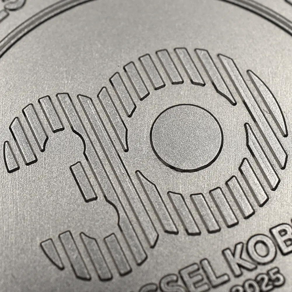 メダル13:6120 2025 ヴィッセル神戸30周年記念 真鍮メダル ロジウムメッキカラー仕上げ 未鑑定【ご予約承り品】